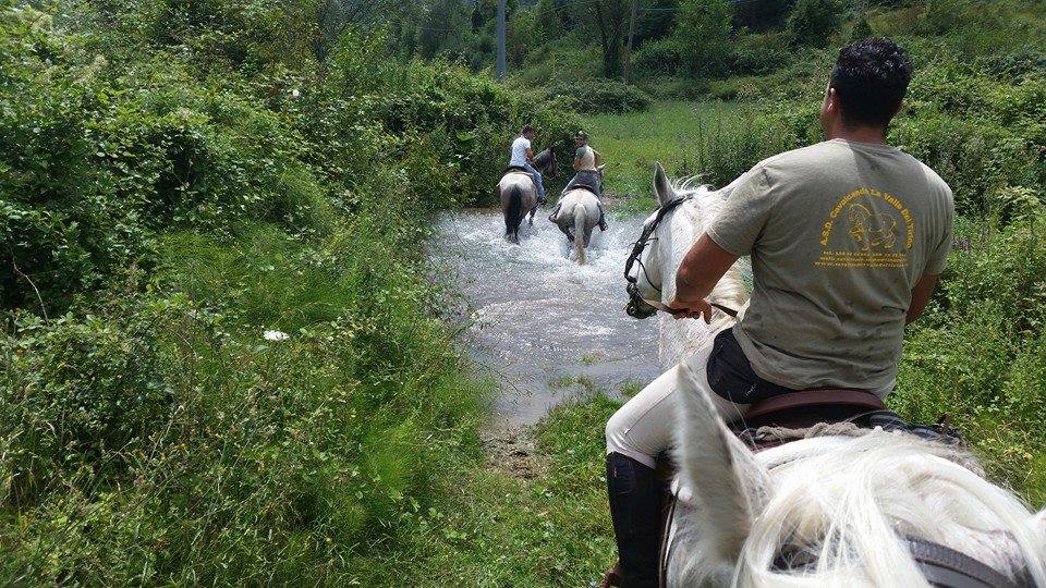 a cavallo nella valle del tirino