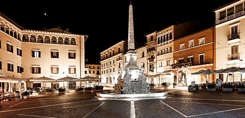 Tagliacozzo piazza obelisco Abruzzo